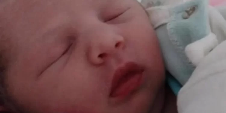 Bebê nasce com “sinal da cruz” na testa após falecimento da bisavó