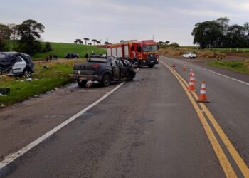 Acidente entre dois carros deixa três mortos e três feridos em rodovia do Paraná