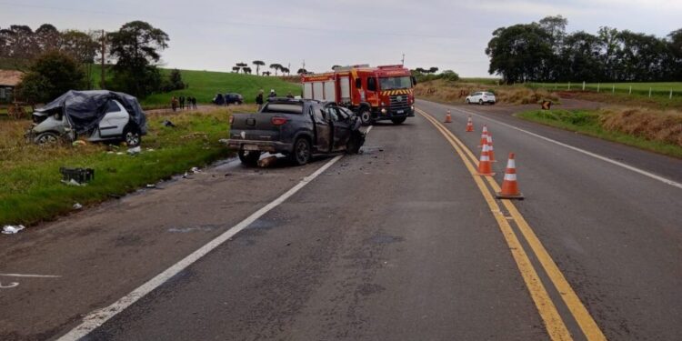 Acidente entre dois carros deixa três mortos e três feridos em rodovia do Paraná