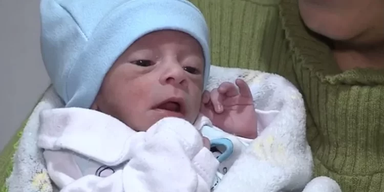 Bebê que nasceu dentro de biarticulado em Curitiba ganha alta