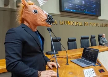 Vereador  imita burro em protesto contra mudança no nome de via