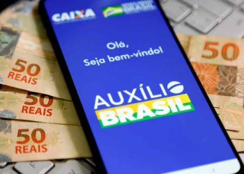 Bolsonaro diz que vai aumentar o Auxílio Brasil para 800 reais