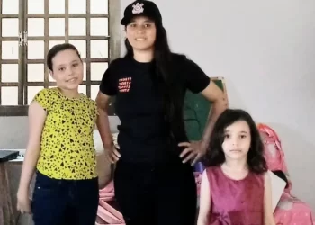 Mãe é suspeita de matar filhas de 6 e 10 anos a facadas