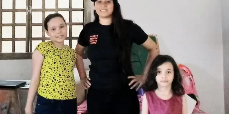 Mãe é suspeita de matar filhas de 6 e 10 anos a facadas