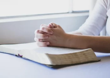 Fé inabalável? Jovem é rendida por assaltante após deixar igreja, mas bala não perfura coluna