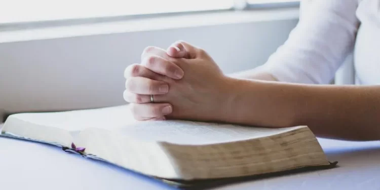 Fé inabalável? Jovem é rendida por assaltante após deixar igreja, mas bala não perfura coluna