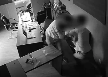 Marido enciumado se passa por cliente de loja de carros e ataca vendedor com facão