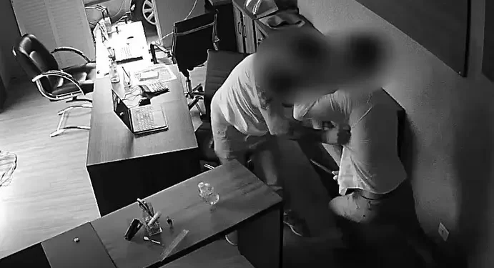 Marido enciumado se passa por cliente de loja de carros e ataca vendedor com facão