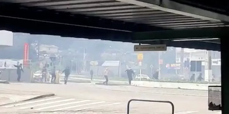 Em dia de Athletiba, torcedores se enfrentam em terminal de Almirante Tamandaré