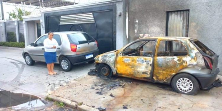 NO PARANÁ, MULHER QUE TEVE CARRO QUEIMADO GANHA NOVO VEÍCULO DO PATRÃO