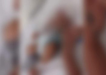BEBÊ MORRE APÓS PAI JOGAR CELULAR NELE AO TENTAR ATINGIR A MULHER