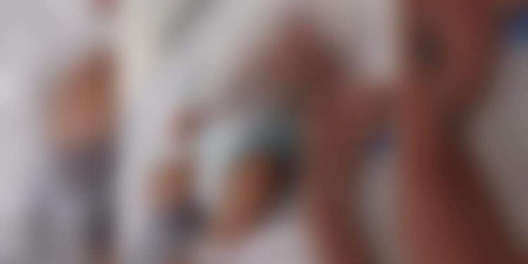 BEBÊ MORRE APÓS PAI JOGAR CELULAR NELE AO TENTAR ATINGIR A MULHER
