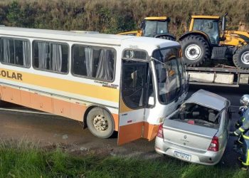 MOTORISTA DE CARRO MORRE NA HORA AO COLIDIR COM ONIBUS ESCOLAR