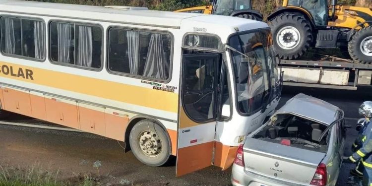 MOTORISTA DE CARRO MORRE NA HORA AO COLIDIR COM ONIBUS ESCOLAR
