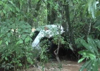 Corpo de menina desaparecida com irmão após carro ser arrastado por enxurrada é encontrado, no Paraná.