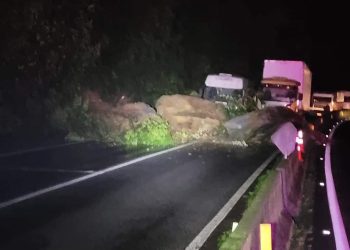 Queda de barreiras e desmoronamento de pedras bloqueiam trecho da BR-277 no sentido litoral