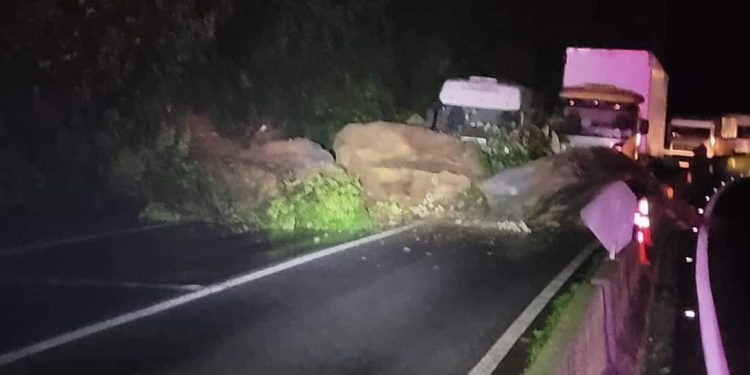 Queda de barreiras e desmoronamento de pedras bloqueiam trecho da BR-277 no sentido litoral