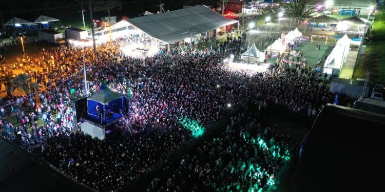 20 MIL PESSOAS NO SHOW DO BRUNO E BARRETTO NA FESTA DO MORANGO