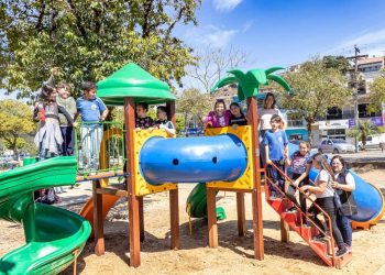 Prefeitura de Rio Branco do Sul instala novo brinquedo no Bosque e criançada de Itaperuçu é bem recebida e se divertem