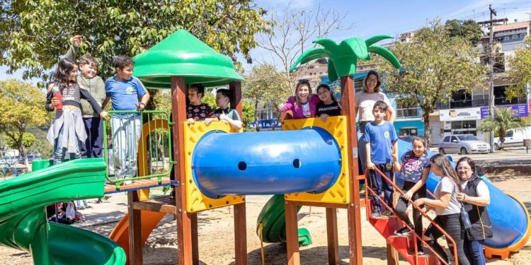 Prefeitura de Rio Branco do Sul instala novo brinquedo no Bosque e criançada de Itaperuçu é bem recebida e se divertem