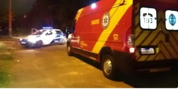 Mulher chega com amigos da igreja em casa, mãe expulsa todo mundo e acaba machucada