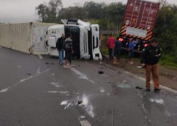 Acidente entre dois caminhões bloqueia totalmente a BR-277 sentido capital