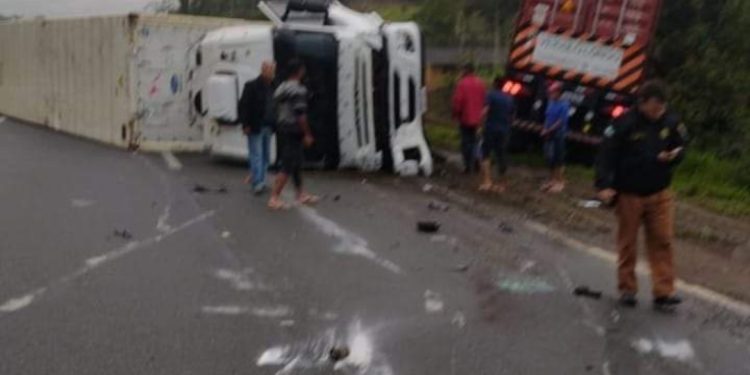 Acidente entre dois caminhões bloqueia totalmente a BR-277 sentido capital
