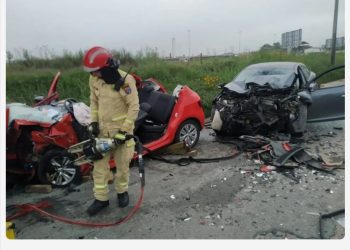 Motorista fica preso às ferragens em acidente com quatro vítimas