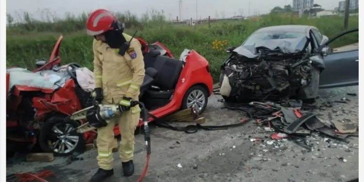 Motorista fica preso às ferragens em acidente com quatro vítimas