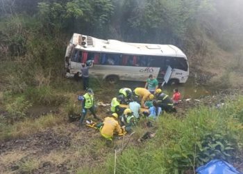 GRAVE ACIDENTE ENVOLVENDO CAMINHÃO E ONIBUS