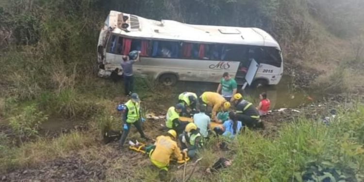 GRAVE ACIDENTE ENVOLVENDO CAMINHÃO E ONIBUS