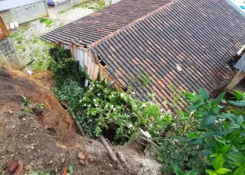 Barranco desliza sobre casa e obriga família a abandonar imóvel às pressas no bairro Nodari II
