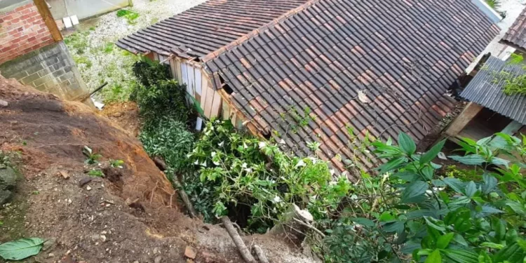 Barranco desliza sobre casa e obriga família a abandonar imóvel às pressas no bairro Nodari II