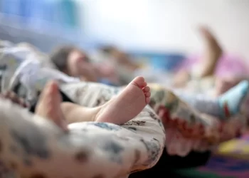 Bebê de 2 meses morre após mãe adormecer por cima do filho