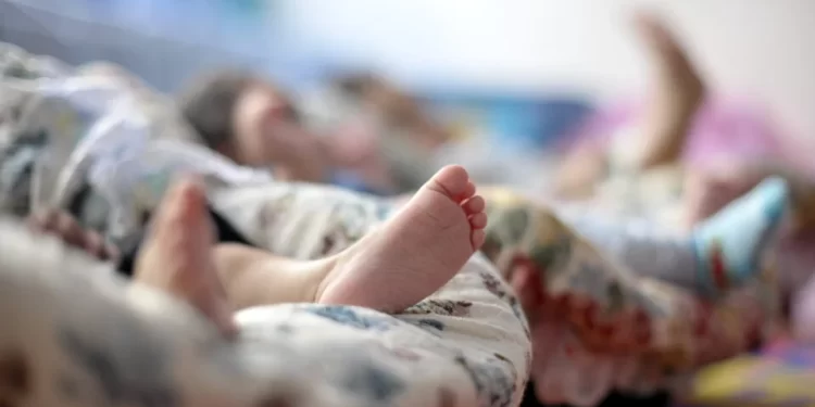 Bebê de 2 meses morre após mãe adormecer por cima do filho