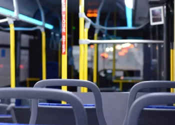 Mulher é indenizada em R$ 7 mil após ter se ferido durante freada brusca dentro de ônibus