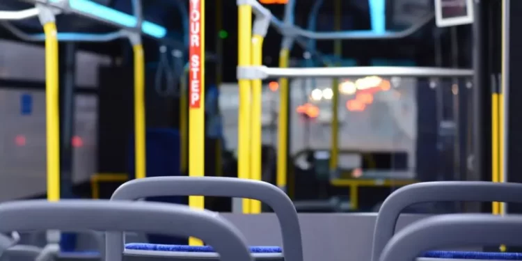 Mulher é indenizada em R$ 7 mil após ter se ferido durante freada brusca dentro de ônibus