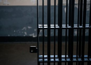 Com sangue no rosto, pai denuncia agressões que sofre do filho usuário de drogas: ‘Preso seria melhor’