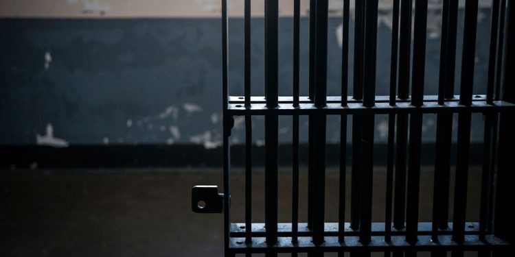 Com sangue no rosto, pai denuncia agressões que sofre do filho usuário de drogas: ‘Preso seria melhor’