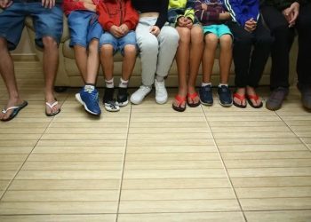 CASAL COM QUATRO FILHOS ADOTA QUATRO SOBRINHOS APÓS PAIS DAS CRIANÇAS MORREREM: ‘A CASA CHEIA É UMA MARAVILHA