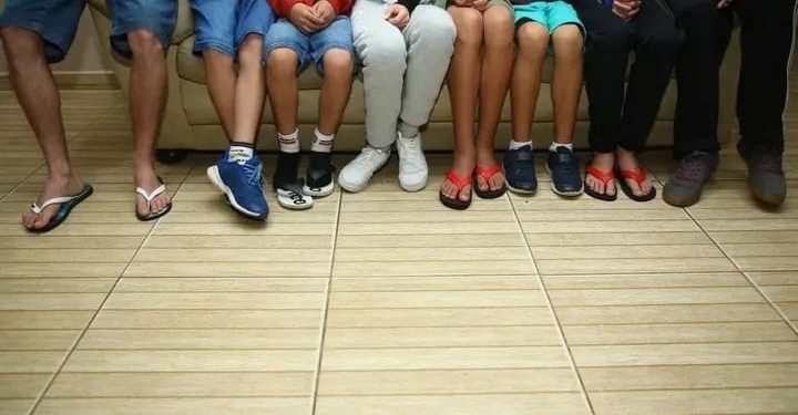 CASAL COM QUATRO FILHOS ADOTA QUATRO SOBRINHOS APÓS PAIS DAS CRIANÇAS MORREREM: ‘A CASA CHEIA É UMA MARAVILHA