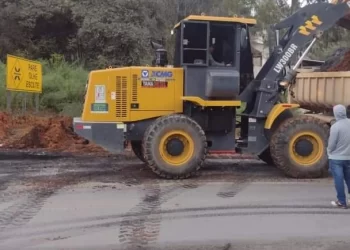DER  realiza limpeza no local usado para bloqueio na Rodovia dos Minérios