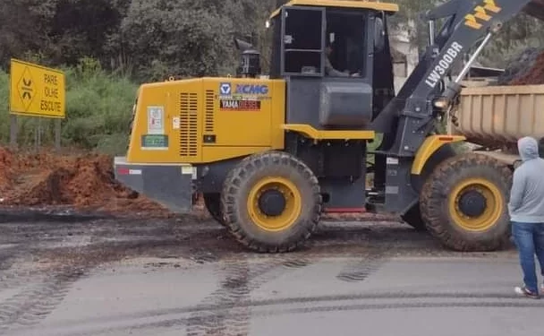 DER realiza limpeza no local usado para bloqueio na Rodovia dos Minérios