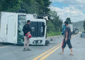 Caminhão bate em carro e capota na Rodovia dos Minérios