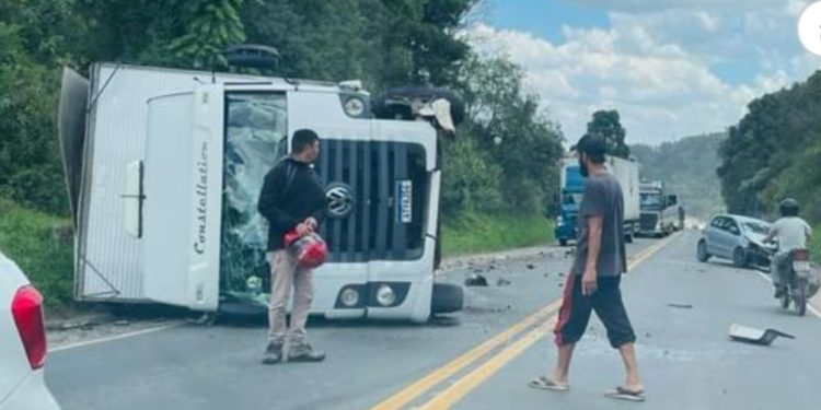 Caminhão bate em carro e capota na Rodovia dos Minérios