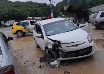 Dupla rouba carro que abastecia em posto na Rodovia dos Minérios e na fuga bate em caminhão