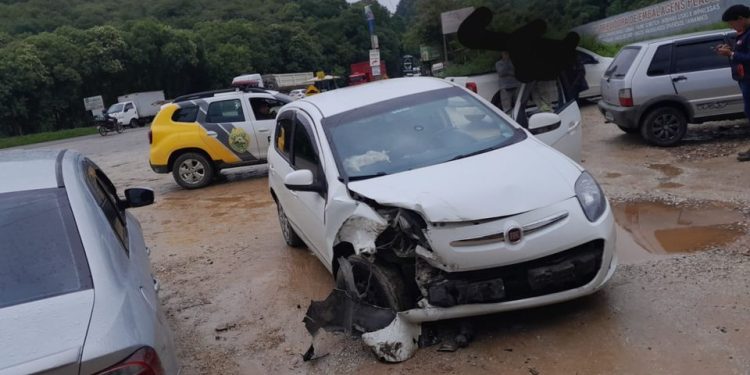 Dupla rouba carro que abastecia em posto na Rodovia dos Minérios e na fuga bate em caminhão
