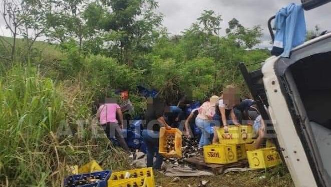 CAMINHÃO CARREGADO COM GARRAFAS DE CERVEJA TOMBA E TODA A CARGA É SAQUEADA NA PR-44