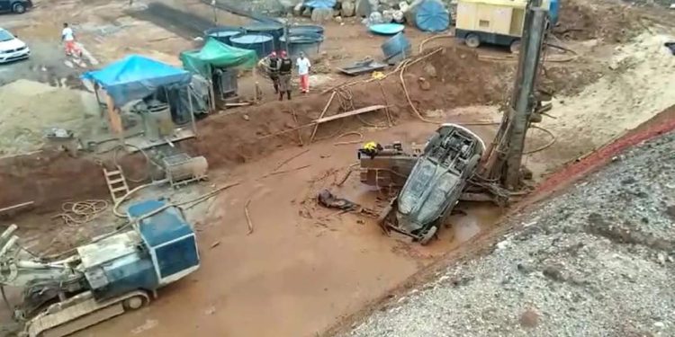 Fusca despenca de barranco na Rodovia dos Minérios e motorista morre