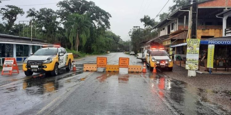 Deslizamentos de terra provocam fechamento da Estrada da Graciosa